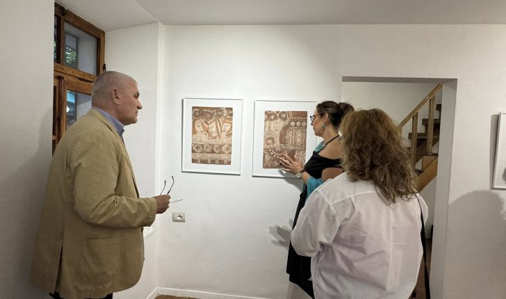 Prekje dhe Kujtesë – Një ekspozitë që flet me baltën